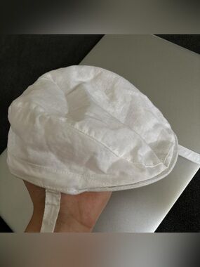 Janie and Jack White Baby hat with Velcro strap 12-18 months